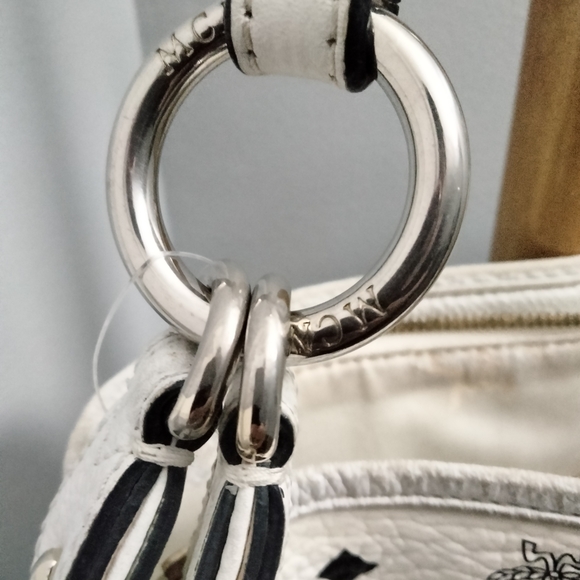 💯 Authentic MCM White Shoulder Bag with Monogram Pattern - Picture 6 of 10
